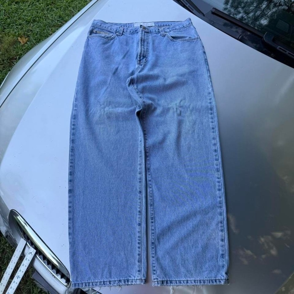 Baggy natural issue blue denim jeans with unique fading jeans